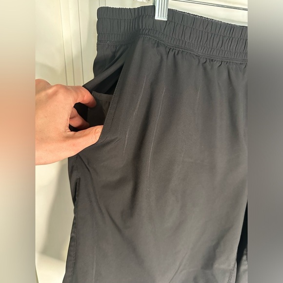 RHONE Men’s Shorts Size XXL Black 8” Zip Pocket Freedom Lies On Been Bold lined - Picture 2 of 15